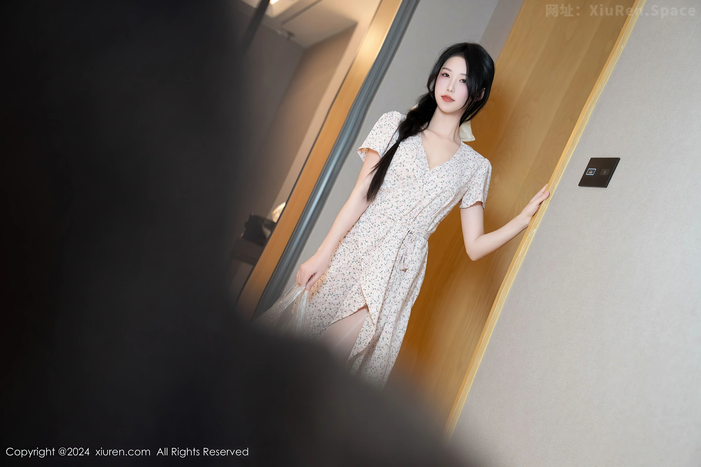 图片[5]-[XiuRen秀人网]VOL.8130 模特利世家政服务主题性感浅色连衣短裙露浅色内衣迷人诱惑写真90P-秀人网官方网站